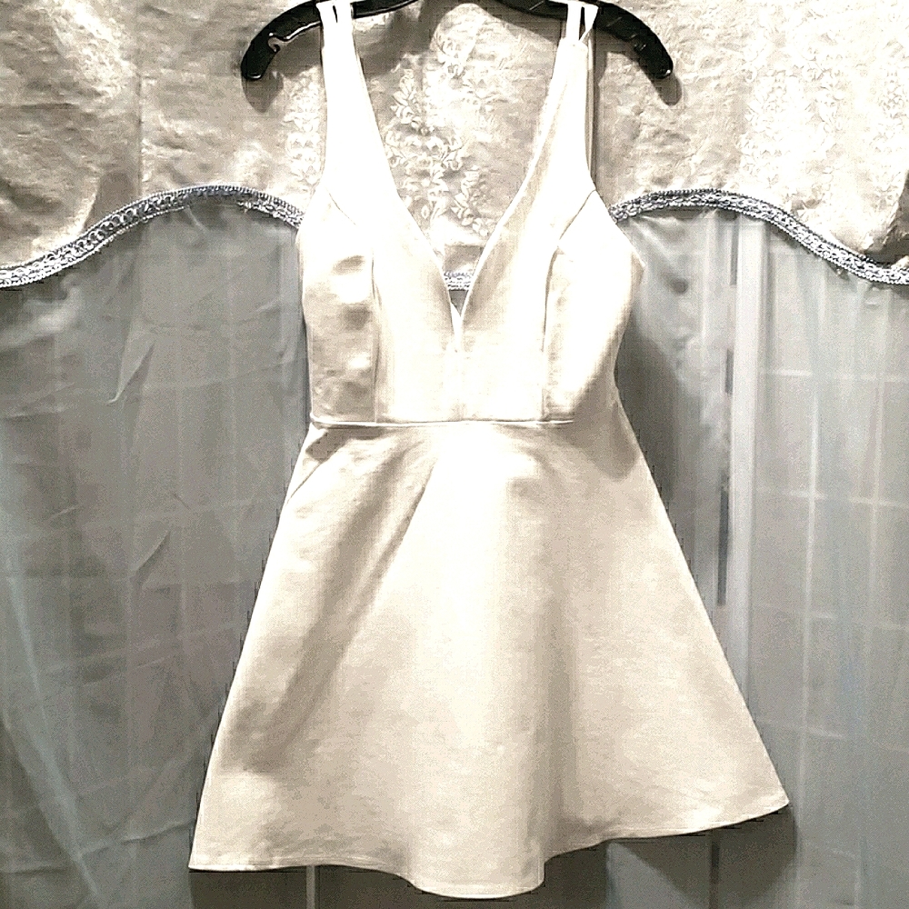 LULU'S WHITE SLEEVELESS DRESS SZ M